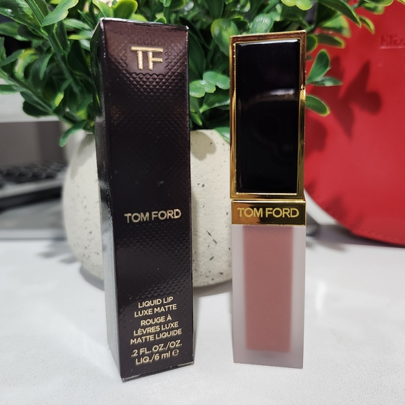 Tom Ford Beauty Lip Lacquer Luxe Vinyl + Matte - The Beauty  Tom Ford Liquid Lip Luxe Matte -Smitten